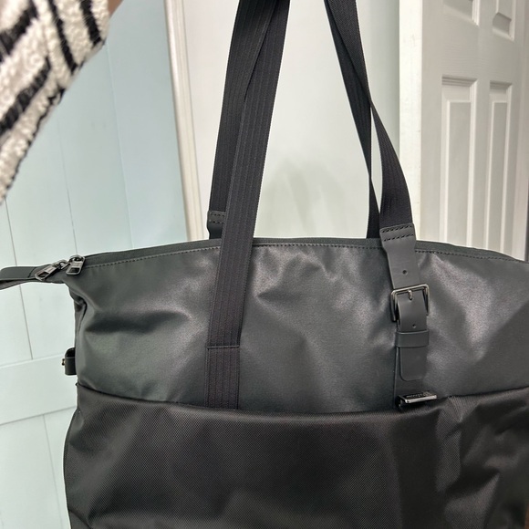 Thule lap top tote. Used once. No tags. - Picture 2 of 7